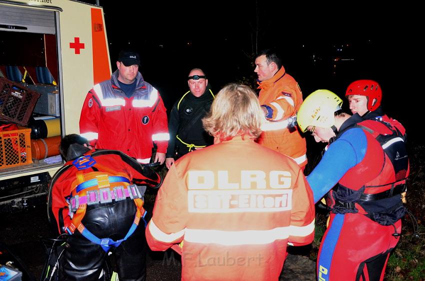 Einsatz BF Koeln PKW im Rhein Mondorf Hersel P021.JPG